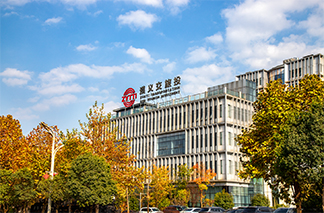 阿不來提·阿不都熱西提副主席，時(shí)任國家質(zhì)檢總局局長王勇、婁勤儉副部長與參賽選手合影留念